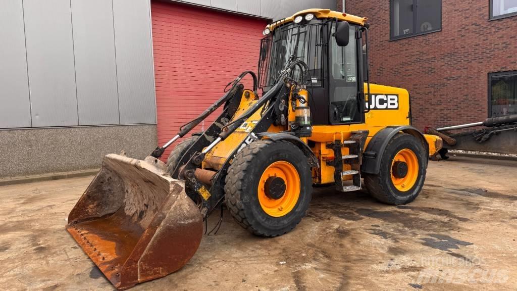 JCB 411 Фронтальні навантажувачі