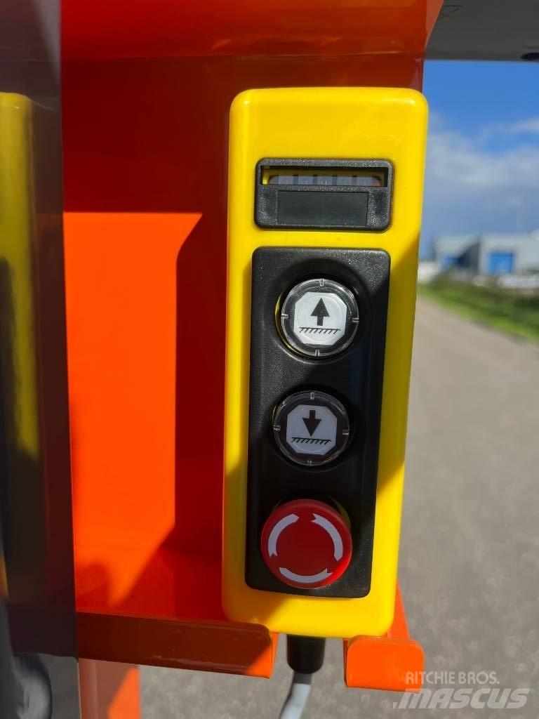JLG Nano Вертикальні щоглові підйомники