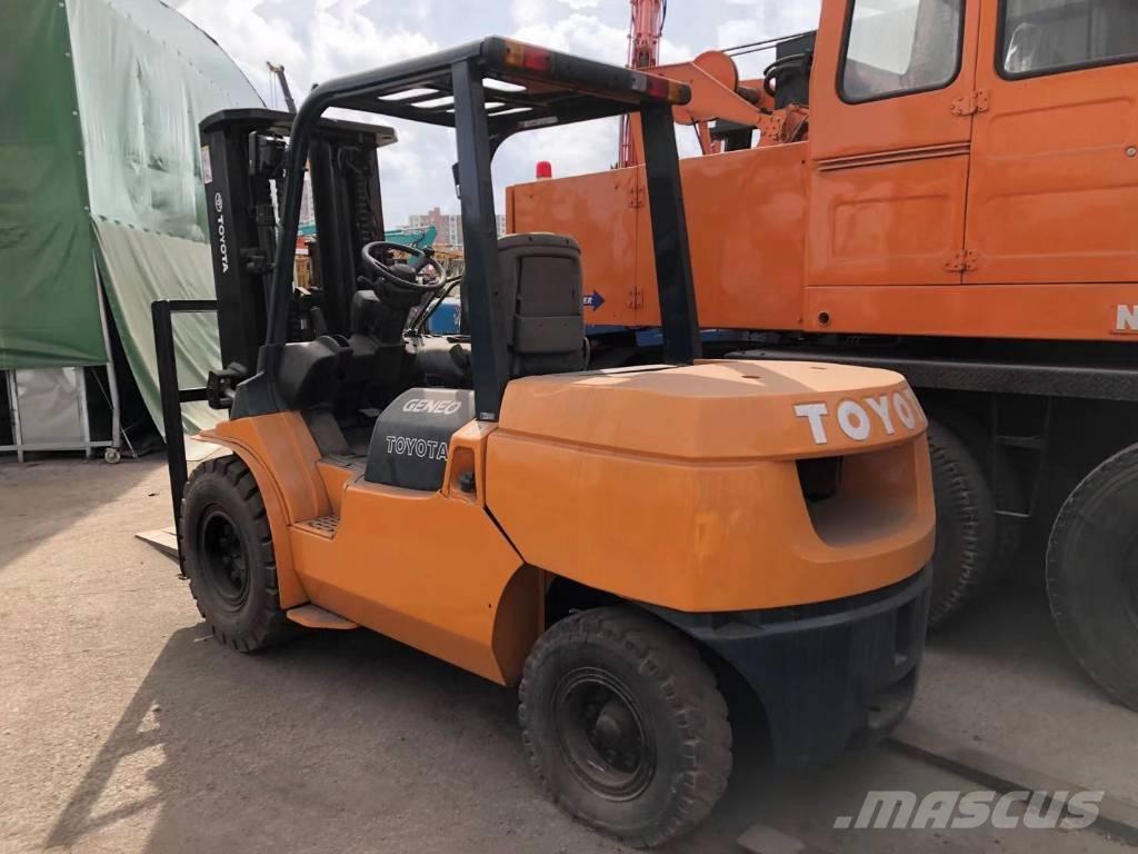 Toyota FD 50 Гусеничні екскаватори