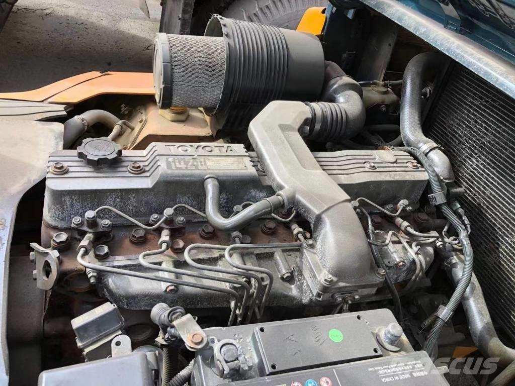 Toyota FD 50 Гусеничні екскаватори