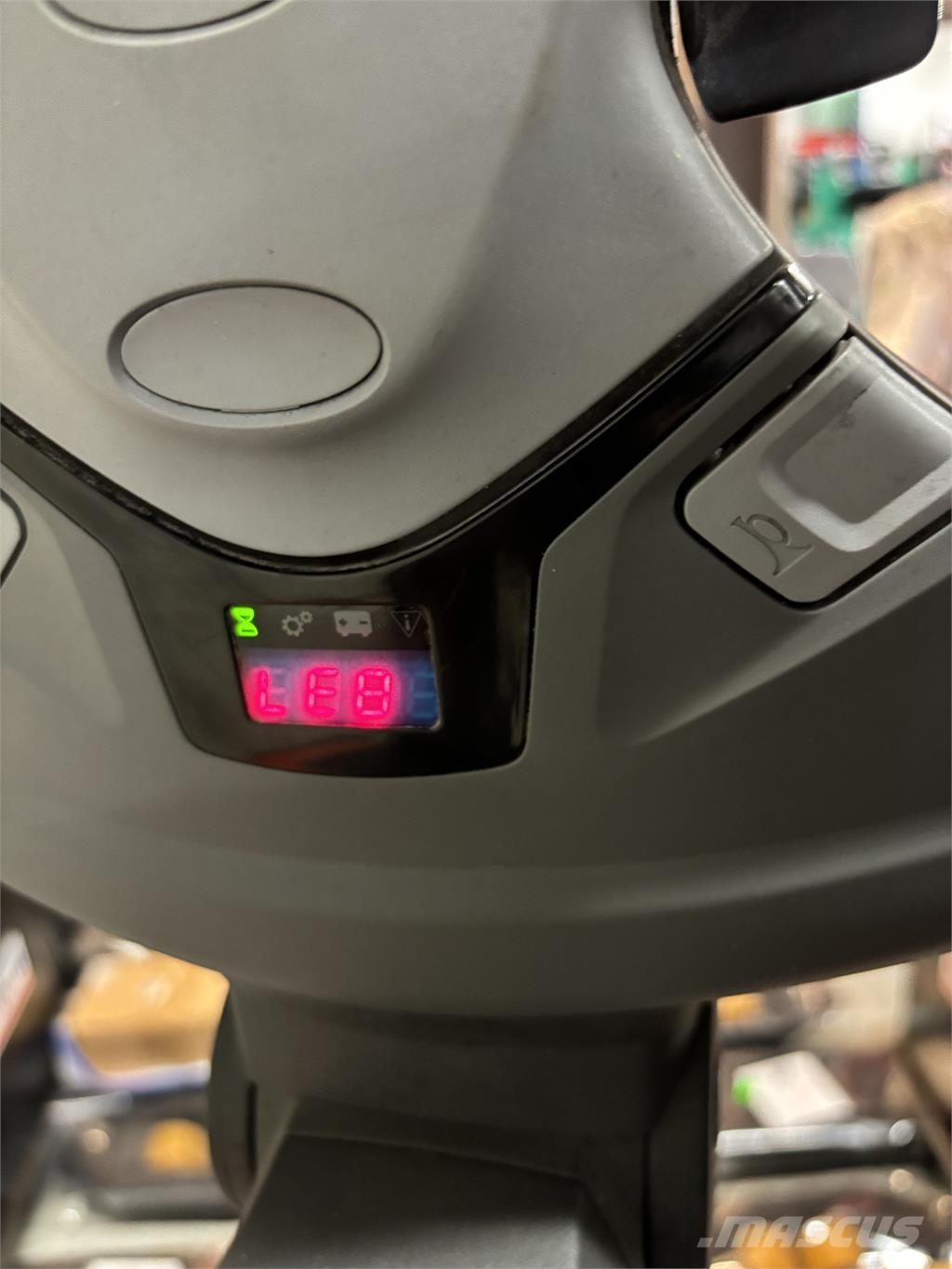 Toyota SWE120 Самохідні електроштабелери