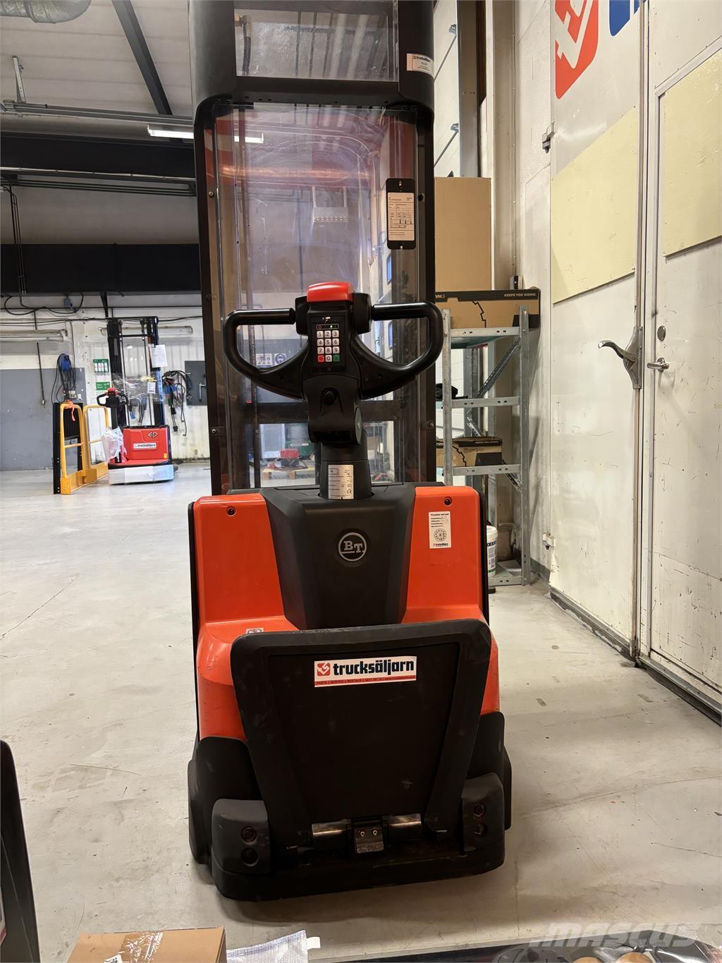 Toyota SWE120 Самохідні електроштабелери