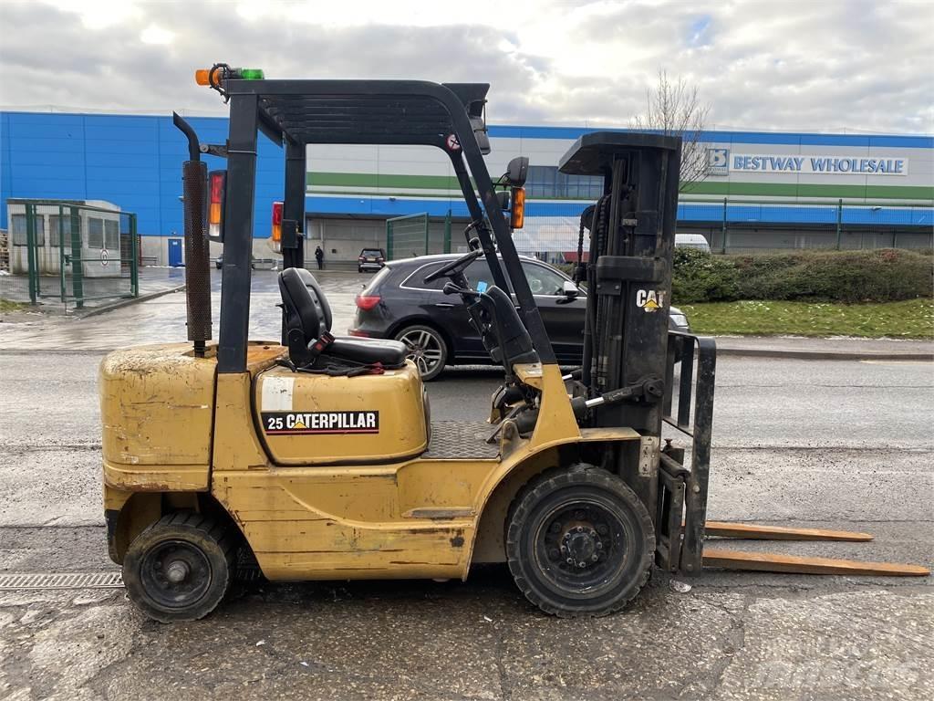 CAT DP25K Дизельні навантажувачі
