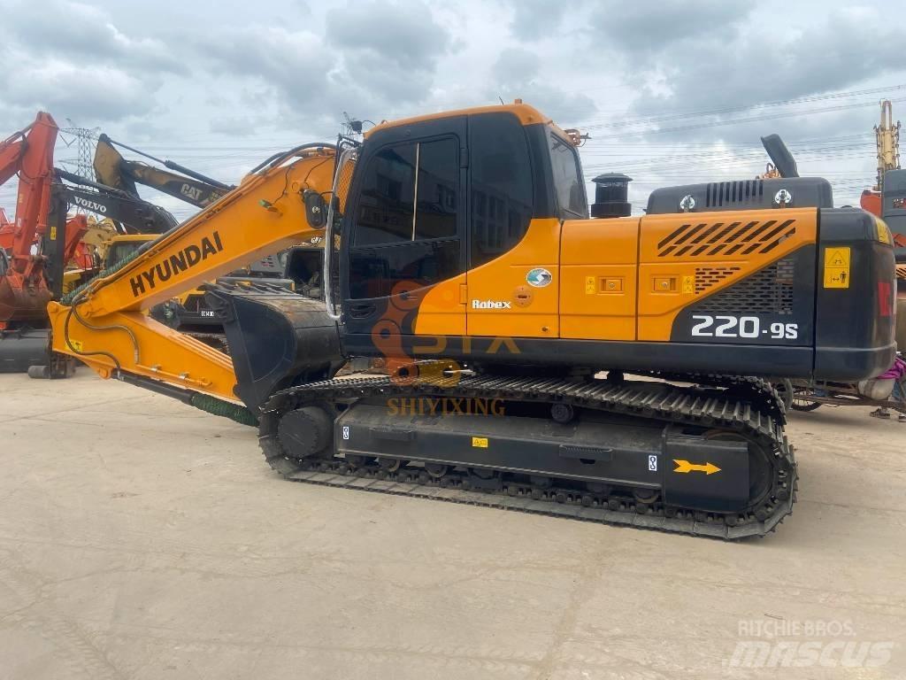 Hyundai Robex 220 Гусеничні екскаватори