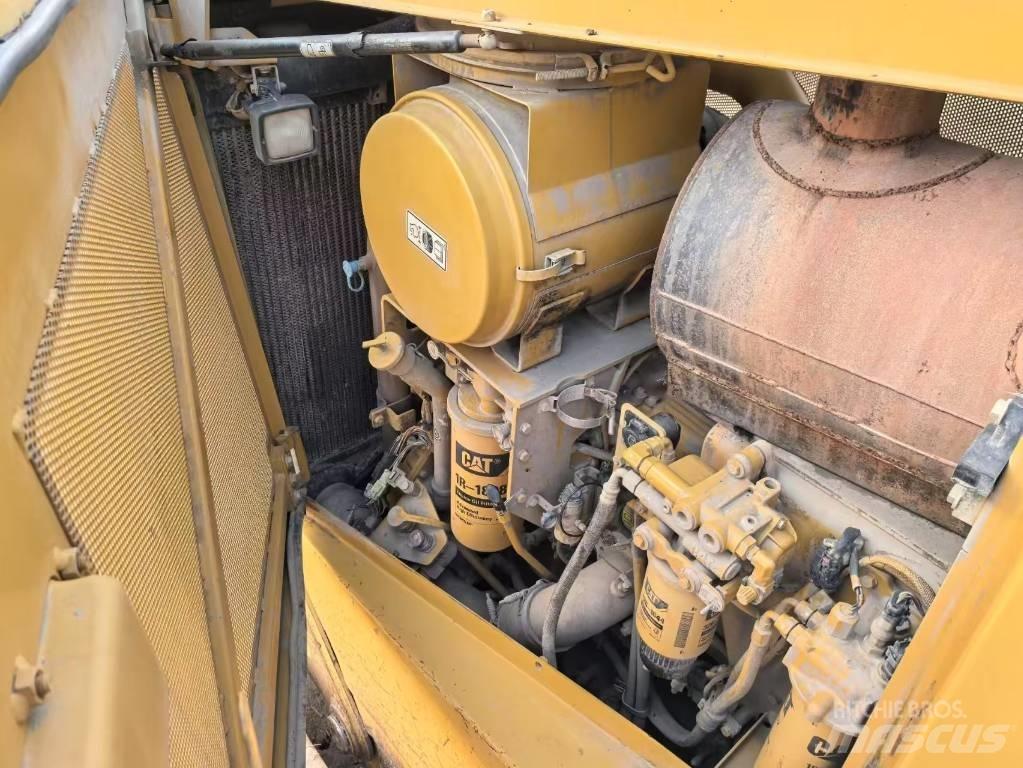 CAT D8T bulldozers Гусеничні бульдозери