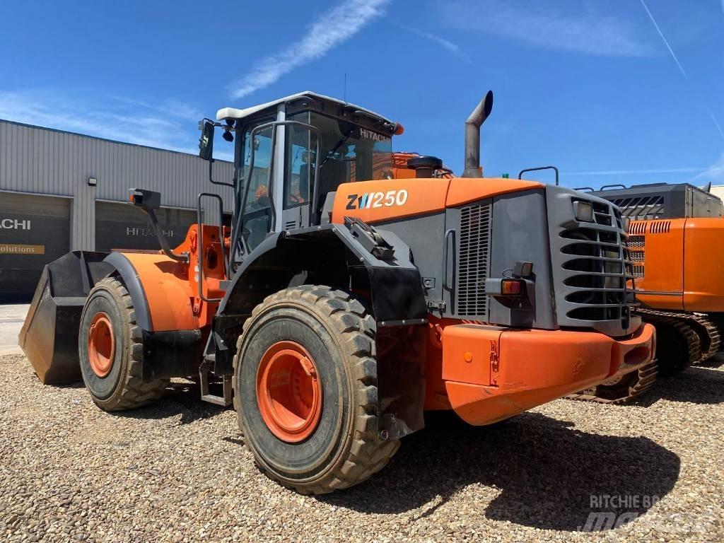 Hitachi ZW 250 Фронтальні навантажувачі