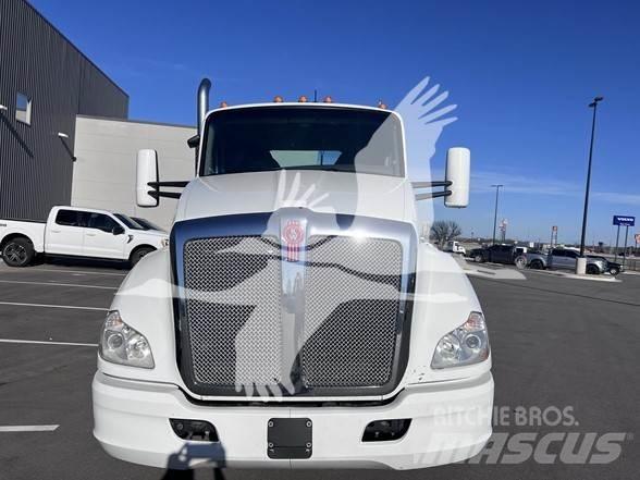 Kenworth T680 Тягачі