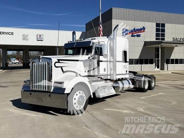 Kenworth W900 Тягачі