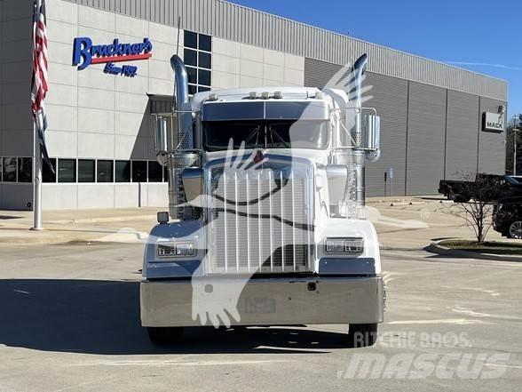 Kenworth W900 Тягачі