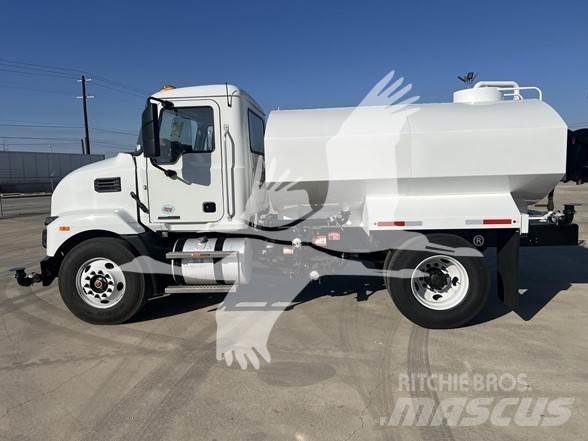 Mack MD6 Вантажівки-цистерни