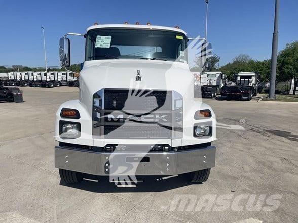 Mack MD6 Тягачі