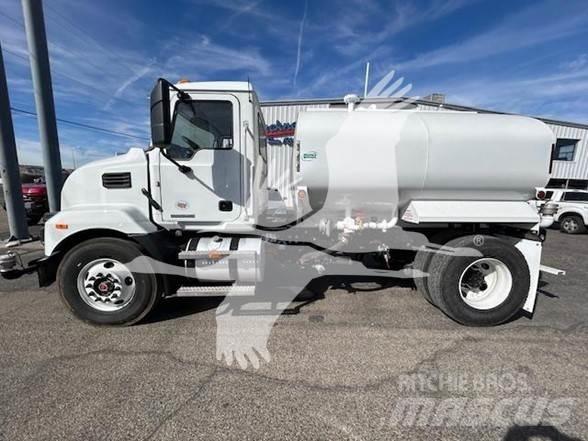 Mack MD7 Вантажівки-цистерни