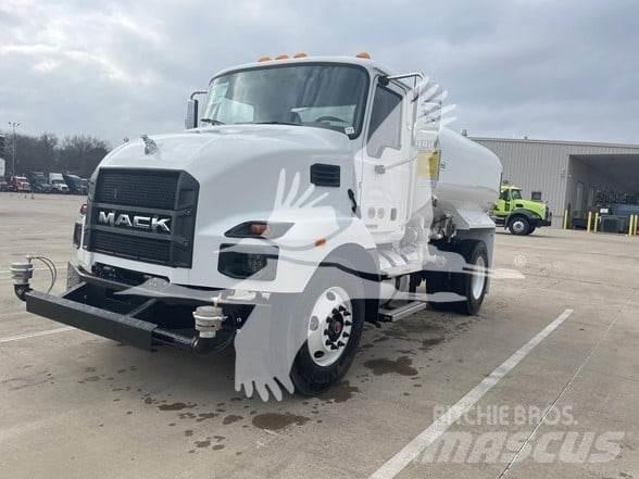 Mack MD7 Вантажівки-цистерни
