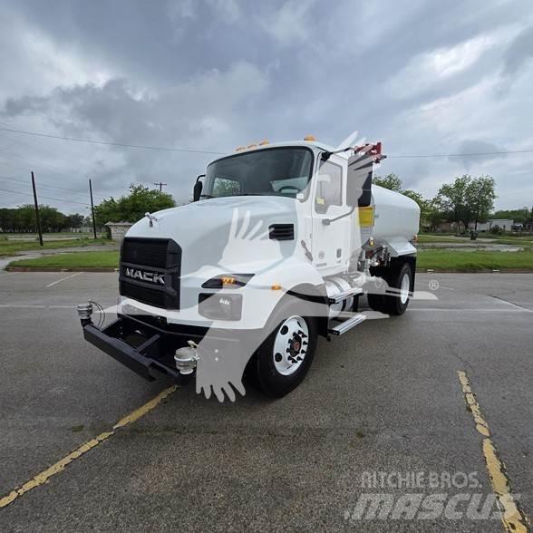 Mack MD7 Вантажівки-цистерни