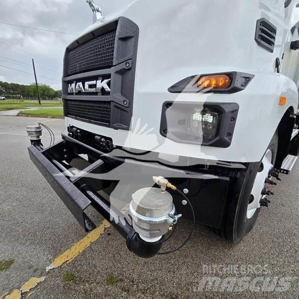 Mack MD7 Вантажівки-цистерни
