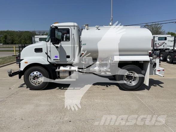 Mack MD7 Вантажівки-цистерни
