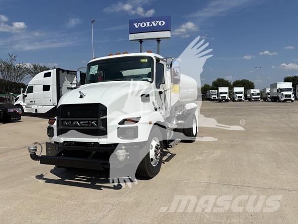 Mack MD7 Вантажівки-цистерни