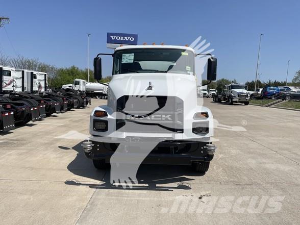 Mack MD7 Вантажівки-цистерни