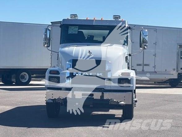 Mack MD7 Вантажівки-цистерни