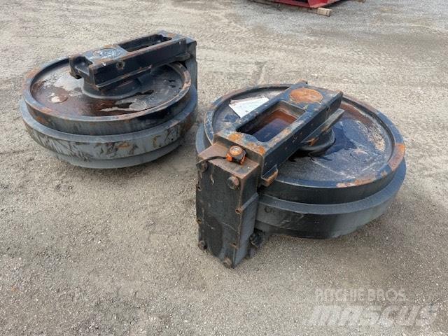 CAT 6020 NEW IDLER Гусениці