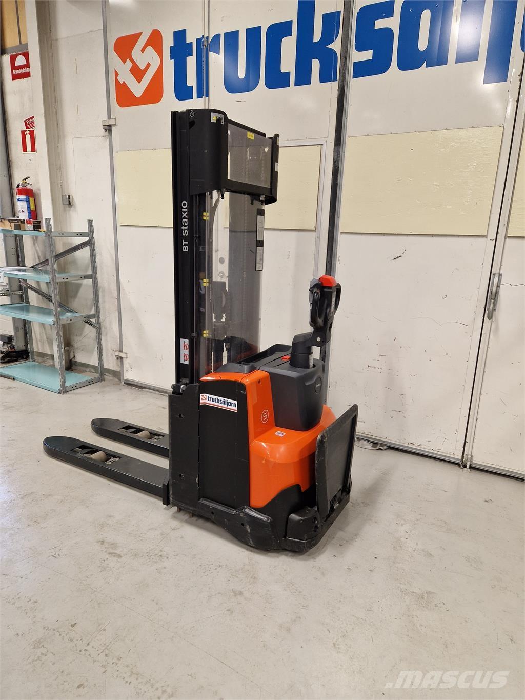 Toyota SWE120L Самохідні електроштабелери