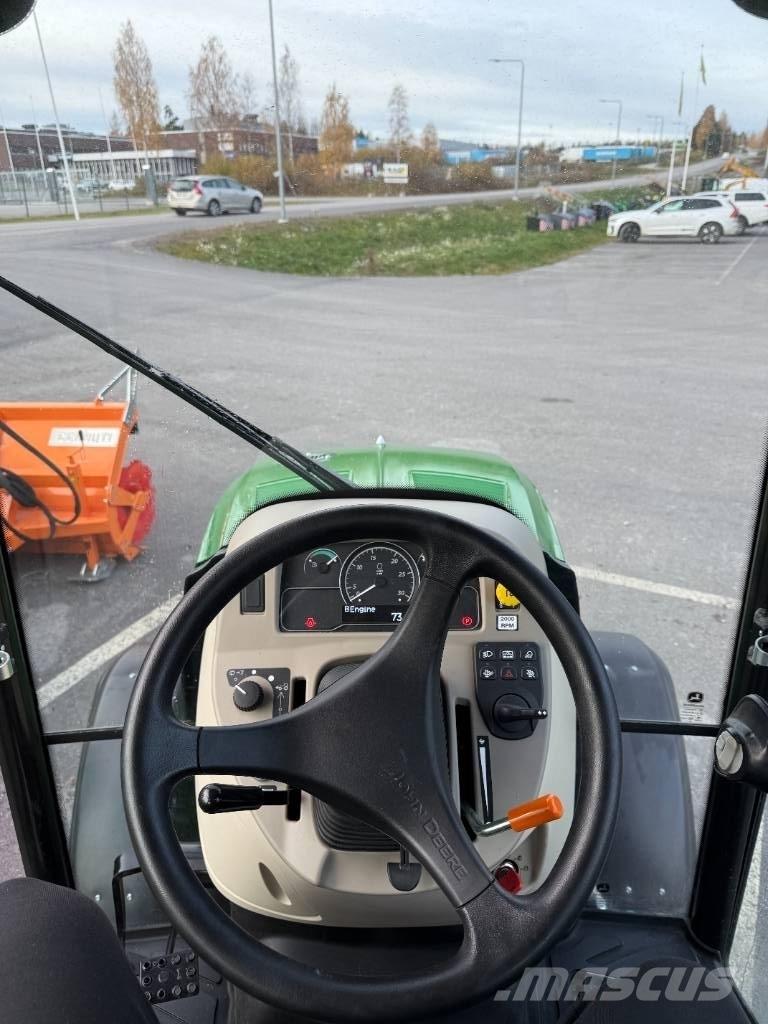 John Deere 3046 R Трактори