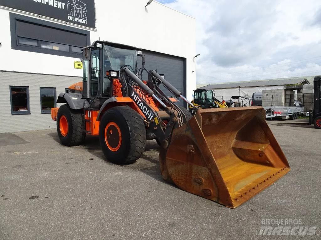 Hitachi ZW150 Фронтальні навантажувачі