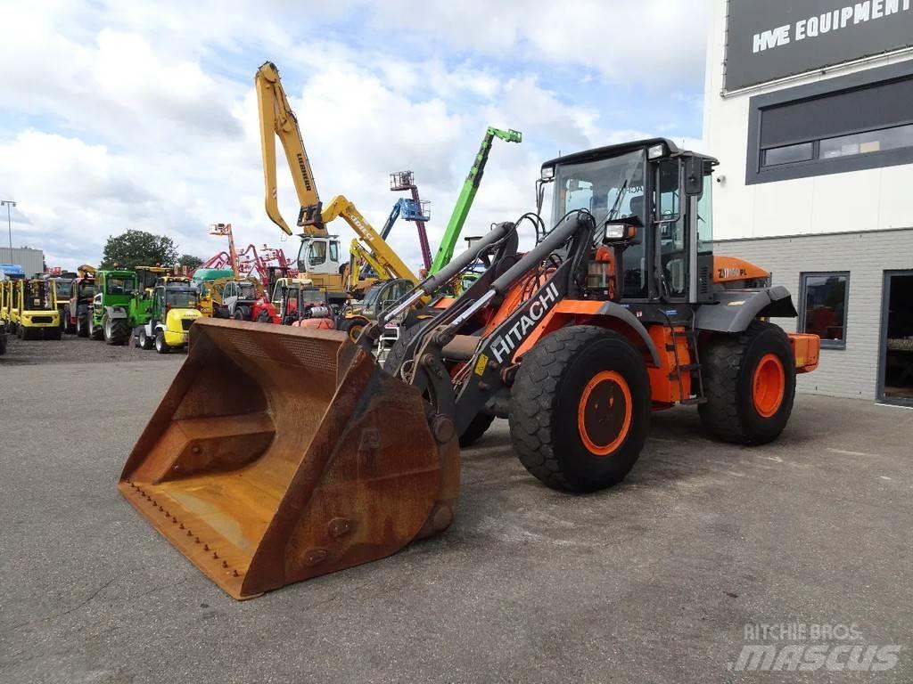 Hitachi ZW150 Фронтальні навантажувачі