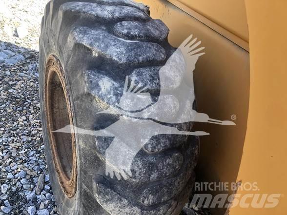 Ford GZ411V Фронтальні навантажувачі