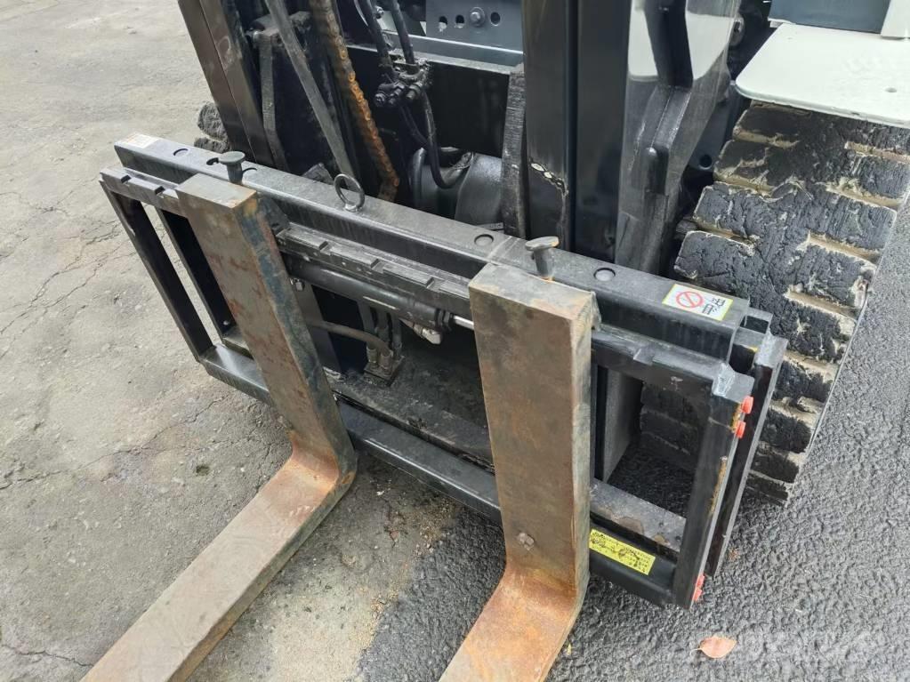 TCM 3t Дизельні навантажувачі