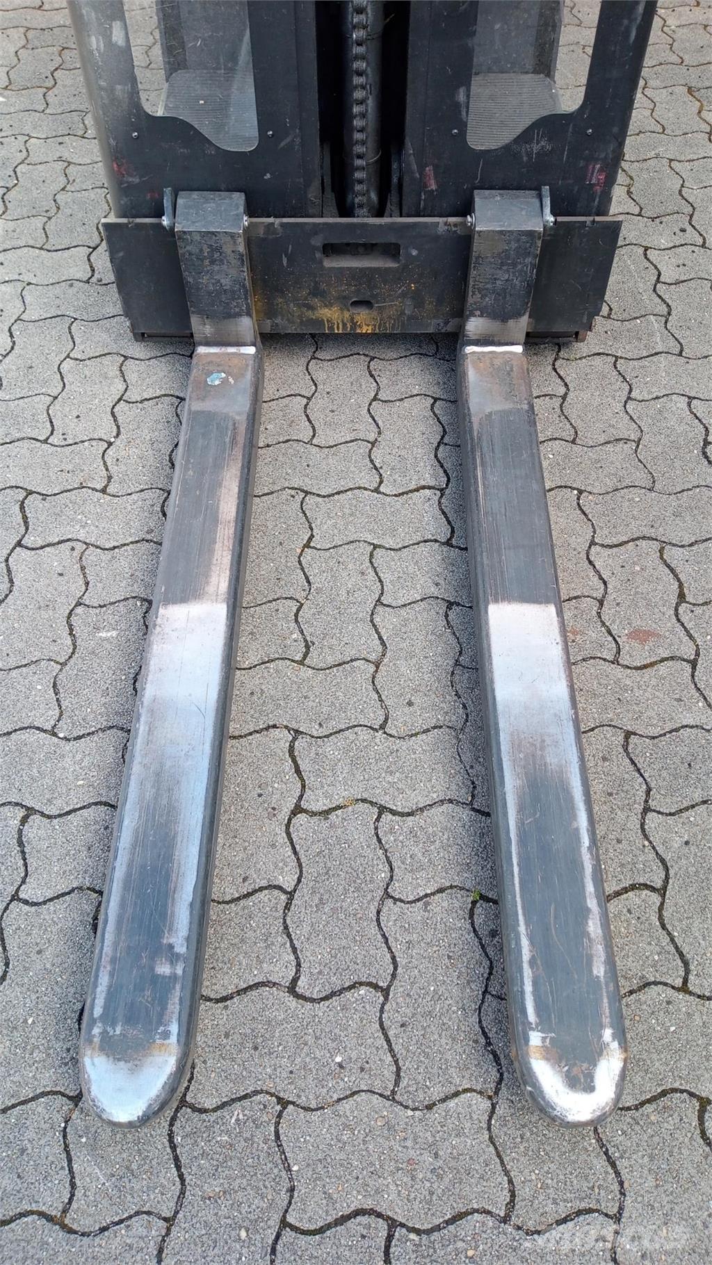 Toyota OSE100 Самохідні електроштабелери