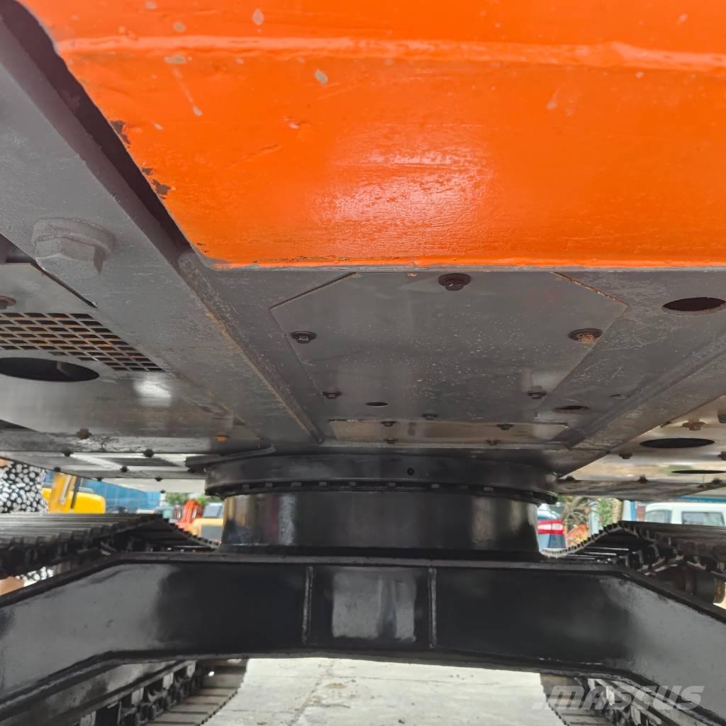 Hitachi ZX 120 Гусеничні екскаватори