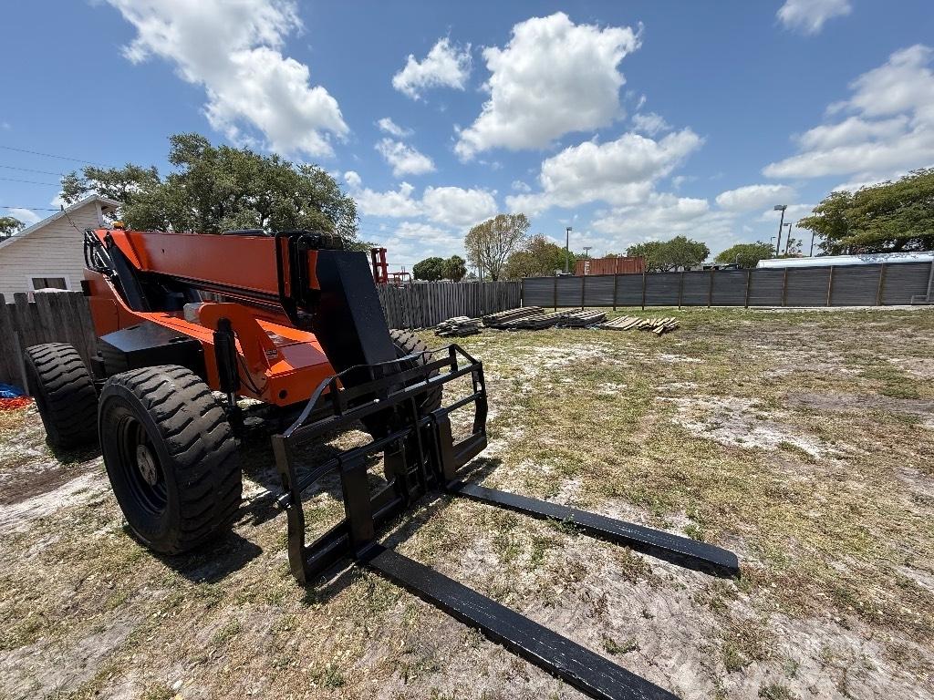 SkyTrak 8042 Телескопічні навантажувачі