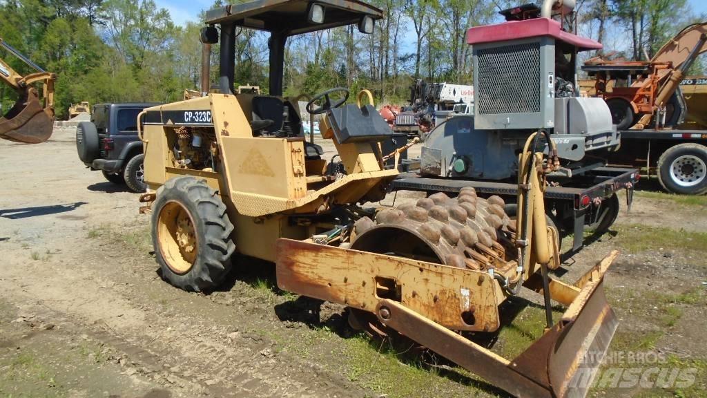 CAT CP 323 C Комбіновані катки