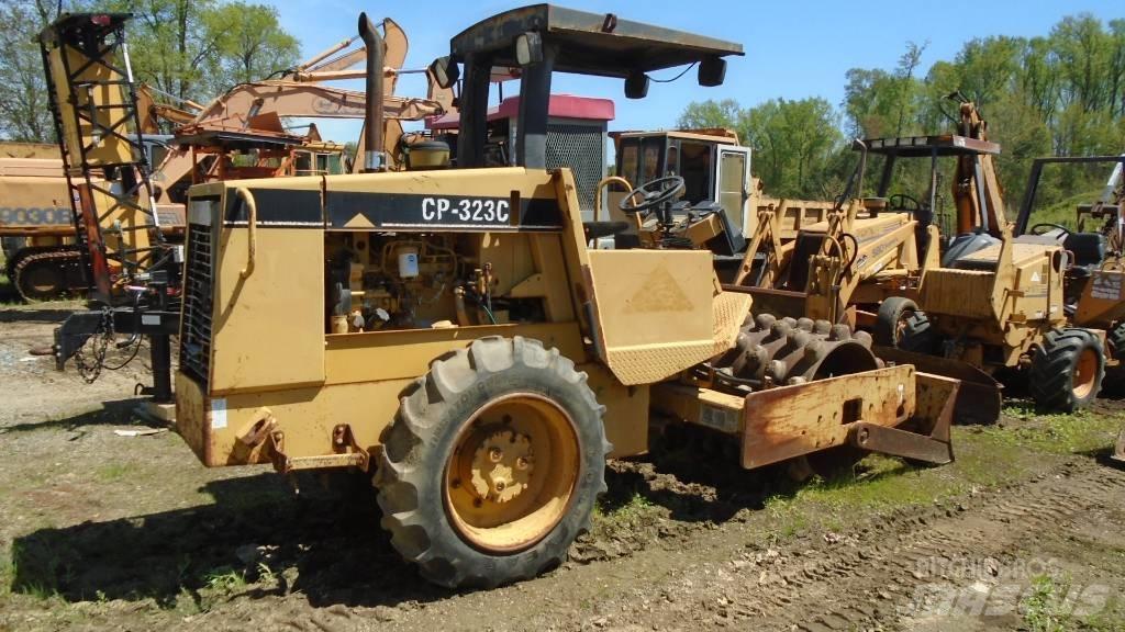 CAT CP 323 C Комбіновані катки