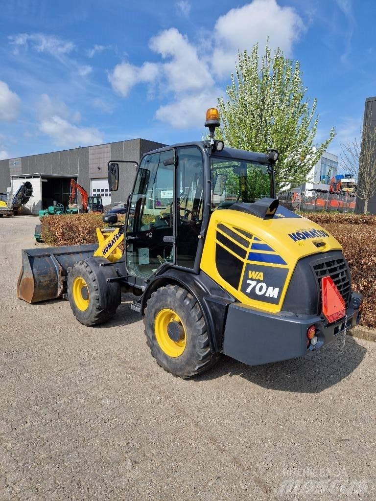 Komatsu WA70M Малі навантажувачі