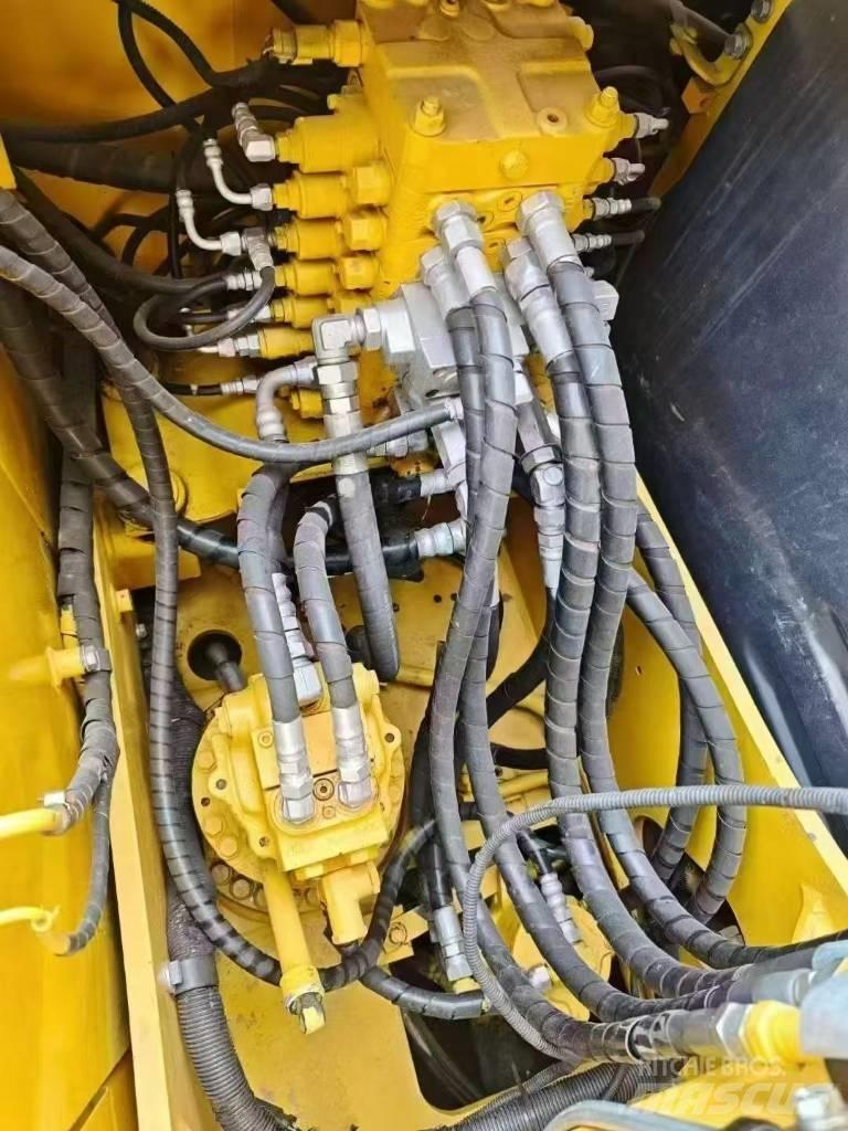 Komatsu 130-7 Гусеничні екскаватори