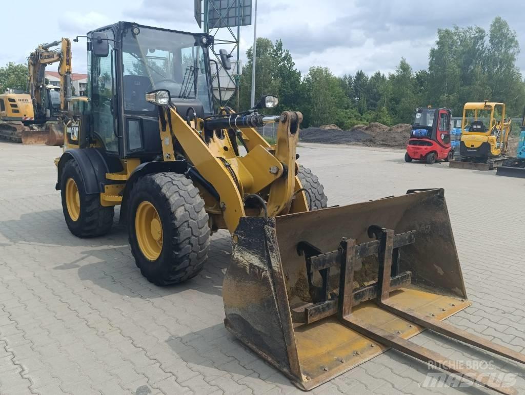 CAT 908M Фронтальні навантажувачі