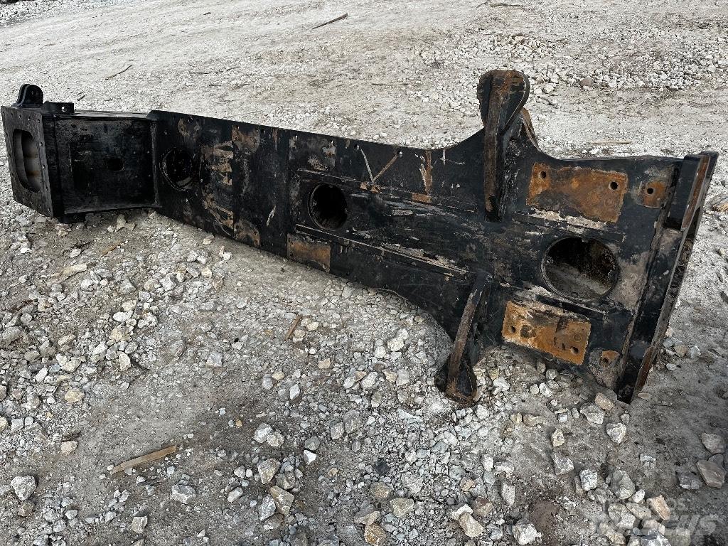 Komatsu 895 Шасі