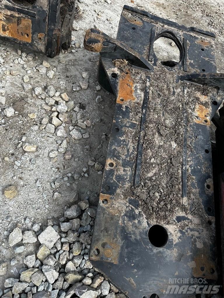 Komatsu 895 Шасі