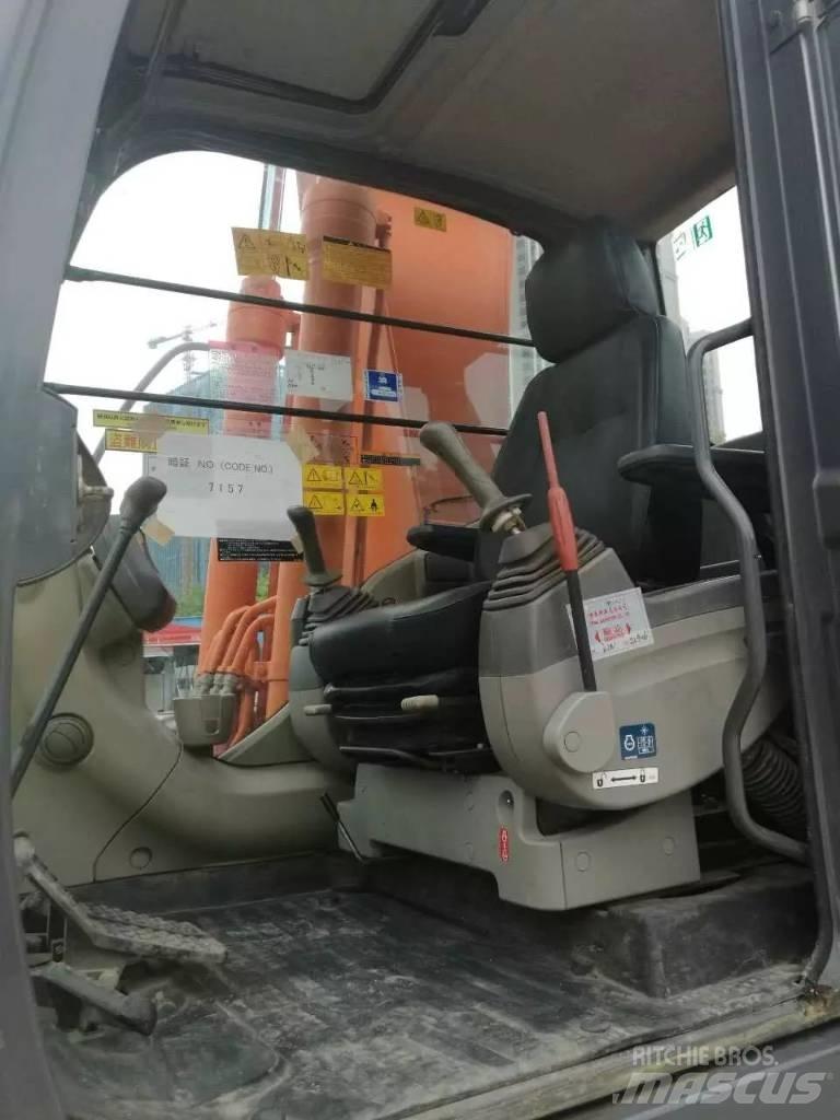 Hitachi ZX 200 Гусеничні екскаватори