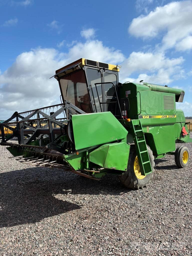 John Deere 1042 Зернозбиральні комбайни