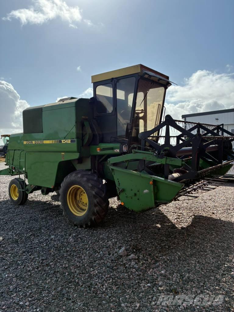 John Deere 1042 Зернозбиральні комбайни