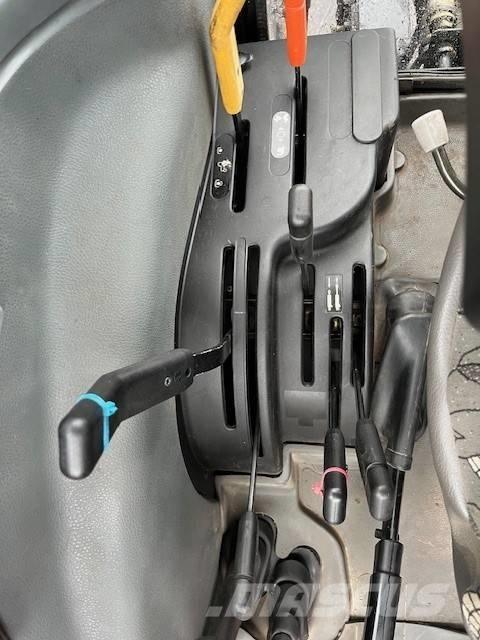 New Holland 5635 Трактори