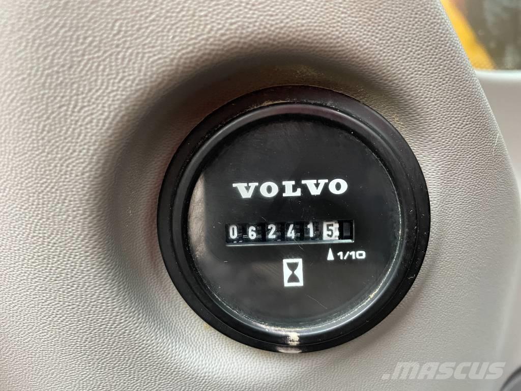 Volvo ECR 235 Гусеничні екскаватори