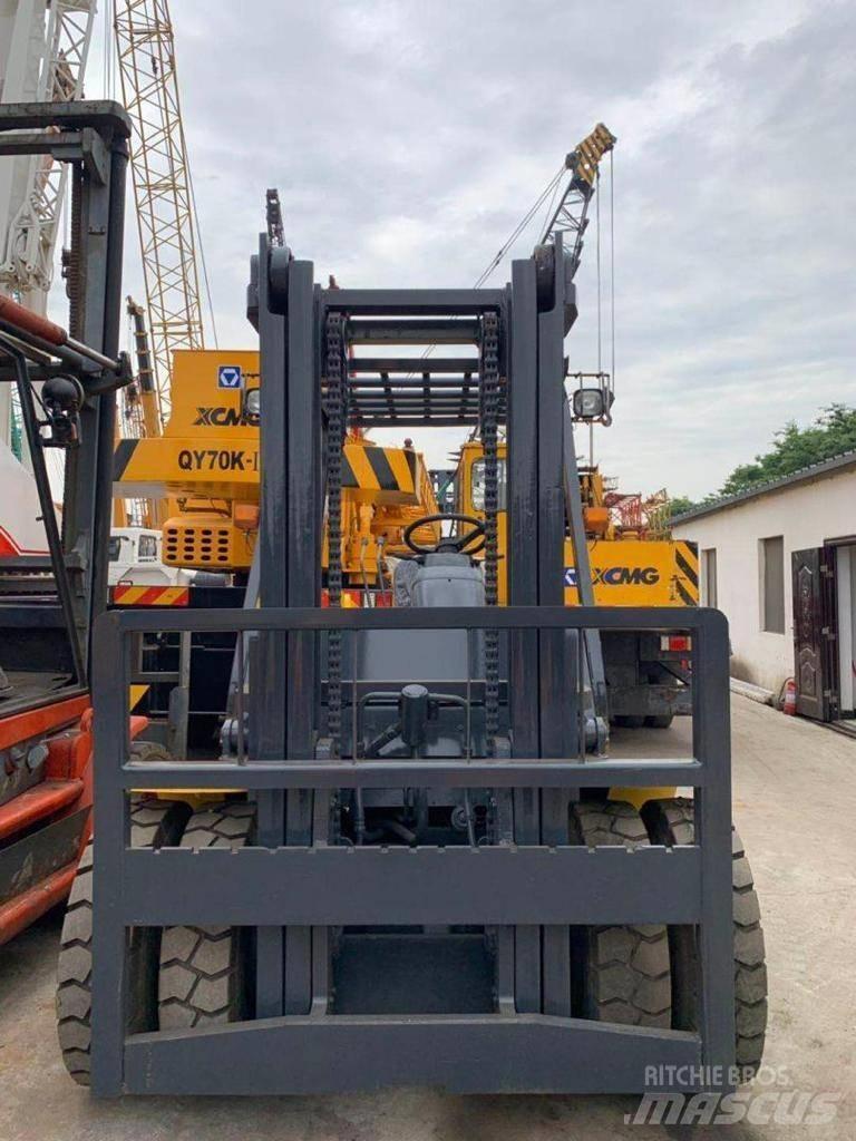Komatsu 8 Ton Дизельні навантажувачі
