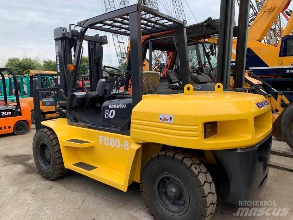 Komatsu 8 Ton Дизельні навантажувачі