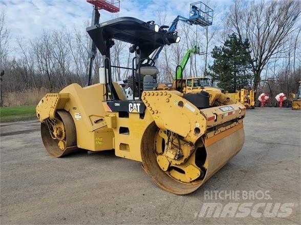 CAT CB64 Грунтові котки