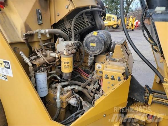CAT CB64 Грунтові котки