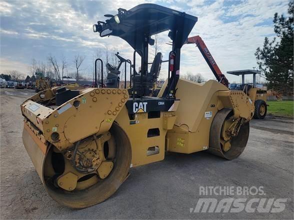 CAT CB64 Грунтові котки